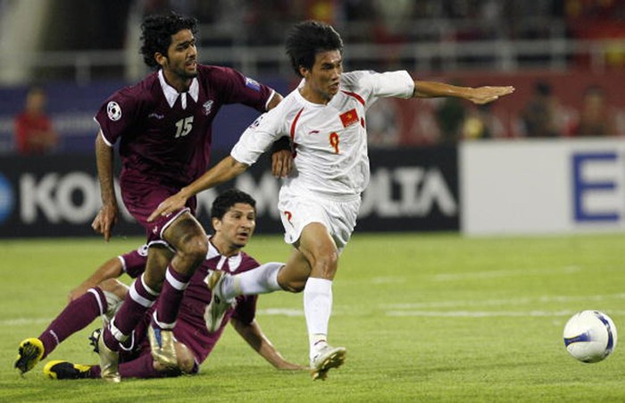 Công Vinh trong trận hòa Qatar 1-1 (Phan Thanh Bình ghi bàn).